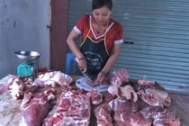 Thịt lợn ế ẩm cả năm, tiểu thương đành phải giảm giá
