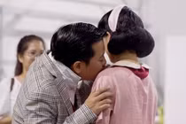 Video hậu trường Trường Giang ân cần giúp vợ chỉnh sửa trang phục