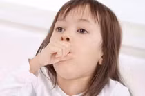 Có nên kiêng tôm, thịt gà khi trẻ bị ho?