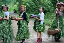 Bốn phụ nữ nông thôn nghĩ ra tuyệt chiêu bán rau độc đáo
