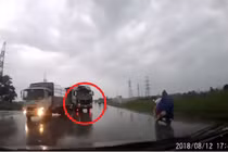 Video: Tài xế đánh lái xuống ruộng bèo vì xe đầu kéo lấn làn ẩu