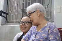 Những cụ bà thèm... “nhiều chuyện“