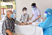 Mắc COVID-19 rồi, kháng thể mạnh hay yếu hơn người tiêm vắc-xin?