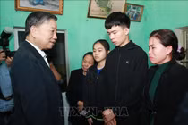 Video: Bộ trưởng Tô Lâm đến thăm hỏi gia đình chiến sĩ hy sinh ở Đồng Tâm