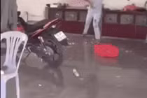 Video: Người phụ nữ phá sạch đồ đạc trong nhà