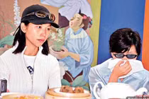 Mẹ nghiện cờ bạc khiến sao nữ phải "bán mình" với giá 30 tỷ đồng