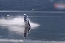 Video: Biker lái mô tô lao vun vút vượt 5km trên mặt hồ