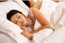 Vợ tìm của lạ để giải quyết nhu cầu, chồng biết chỉ nín lặng