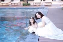 Mẫu nhí “tại gia” giúp mẹ bán đắt hàng vì quá xinh xắn, dễ thương