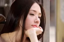 Đang ôm ấp bạn trai, cô gái phát hiện "vật thể lạ" đáng nghi