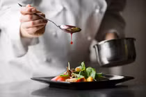 Mức lương trong mơ và góc khuất của những đầu bếp riêng 