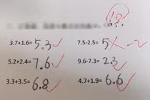 Con tính 7,5 - 2,5 = 5 bị gạch sai khiến mẹ bức xúc