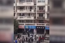 Video: Thót tim cảnh em bé rơi ra ngoài cửa sổ tầng 3