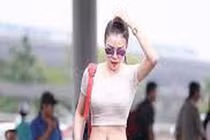 Áo crop top khoe vòng eo con kiến của các quý cô