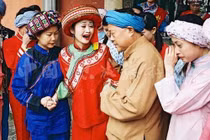 Bi hài hủ tục hành hạ cô dâu chú rể dã man trong ngày cưới 