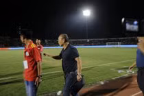 Video: CĐV vây kín khi HLV Park Hang-seo xuống sân bắt tay Quang Hải