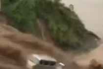 Video: Lũ quét cuốn trôi ôtô xuống sông ở Trung Quốc