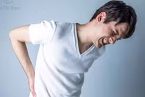 Đừng chủ quan, đau lưng âm ỉ cũng có thể tiểu ra sỏi