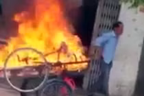 Video: Phóng hỏa đốt xe kéo vì "tội"... đậu trước nhà
