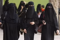 Cô gái bị bắt vì thản nhiên mặc váy ngắn đi bộ ở Saudi Arabia