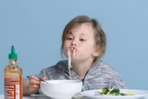 Video: Trẻ em Mỹ hốt hoảng khi ngửi bánh pía sầu riêng, thích mê phở Việt