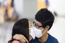 Tìm được nhau giữa biển người nhờ nhường... giấy vệ sinh