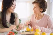 Chàng trai than vãn vì mẹ chồng quá cưng chiều con dâu