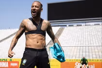 Neymar khoe cơ bụng sau khi bị chê thừa cân
