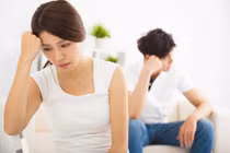 Chồng lăng nhăng bỗng quỳ sụp, nói như mê sảng khi biết tôi có bồ
