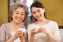 Chị chồng lớn tiếng cấm em dâu về chăm bố ốm thì bị mẹ quát