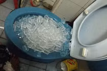 Mẹo thông tắc bồn cầu chỉ với 1 túi đá, ai nhìn cũng sốc