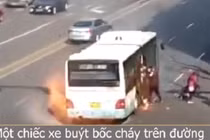 Video: Xe buýt đang chạy thì phát nổ, hành khách giẫm đạp lên nhau thoát thân