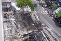 Sập giàn giáo, nhiều người mắc kẹt trong đống đổ nát