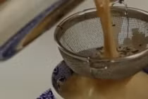 Video: Điều gì xảy ra khi bỏ sữa vào trà?