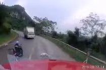 Video: Vượt ẩu container, quái xế lao thẳng vào gầm xe tải