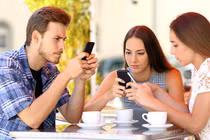 Quá sốc: Nghiện điện thoại tại Italy sẽ bị đưa vào trại