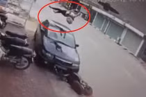 Video: Cô gái đi xe đạp điện bị ôtô húc bay lên không trung