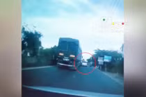 Video: Ô tô con vượt ẩu bị container húc bay lên dải phân cách