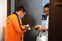 Bằng chứng lạ giúp vợ lần ra dấu vết chồng quên "chùi mép"