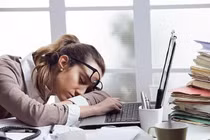 "Có nên nghỉ việc hay đợi thưởng Tết?", câu hỏi khiến netizen bàn luận