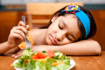 Con suýt chết vì chiêu "bỏ đói vài bữa khắc tự đòi ăn"