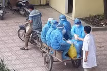 Chở tình nguyện viên, bác sĩ chống dịch bằng xe kéo