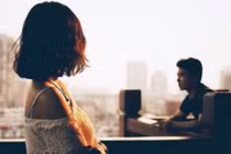 Chồng bỏ mẹ con tôi giữa đường để đi nhậu với bạn