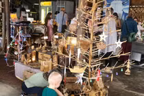 Cây thông Noel không có nổi một chiếc lá nhưng giá cả triệu đồng