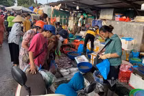 Đi 5km quả nho đắt gấp 4, từ chuồng ra chợ gà tăng giá 3 lần