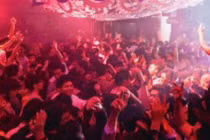 Cô gái Việt đi tìm chàng trai bí ẩn trong quán bar Singapore