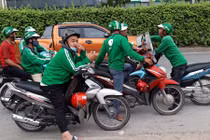 Thất thế, tài xế xe ôm “mượn danh” Grab, Uber bắt khách