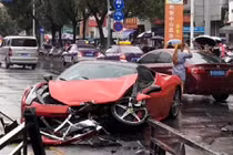 Video: Vừa thuê siêu xe Ferrari, nữ tài xế gây tai nạn liên hoàn