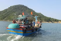 Sướng rơn ở nơi lộc biển về cảng cá Đề Gi lúc sớm mai