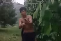 Video: Nam thanh niên dùng tay không tóm gọn rắn hổ mang khổng lồ